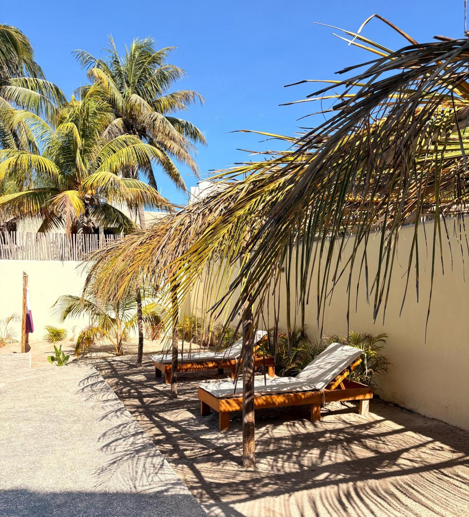 Mexhe Hotel El Cuyo Esterno foto