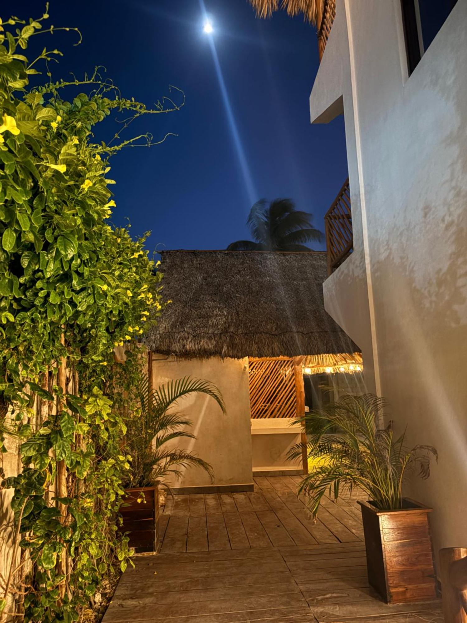 Mexhe Hotel El Cuyo Esterno foto